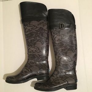 Black and grey rain boots😍